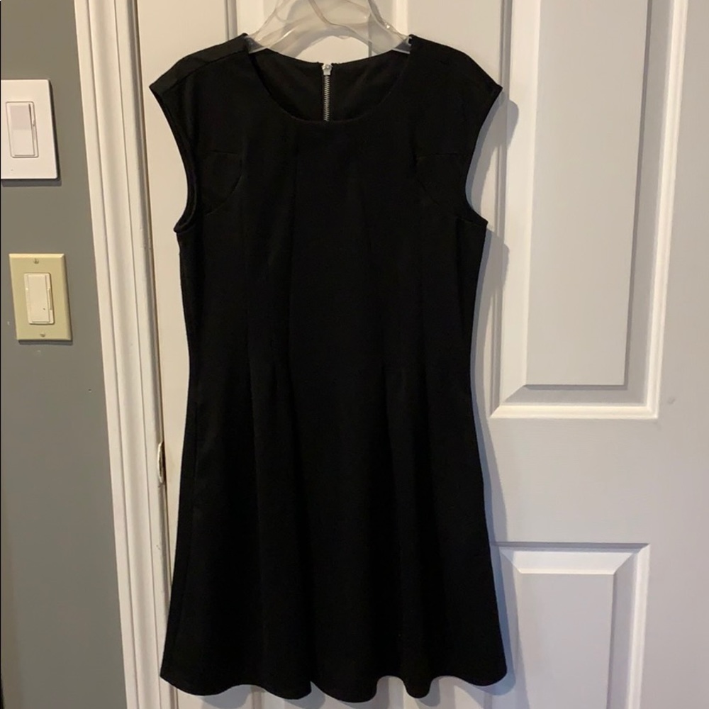 Black sleeveless dress, with pockets!